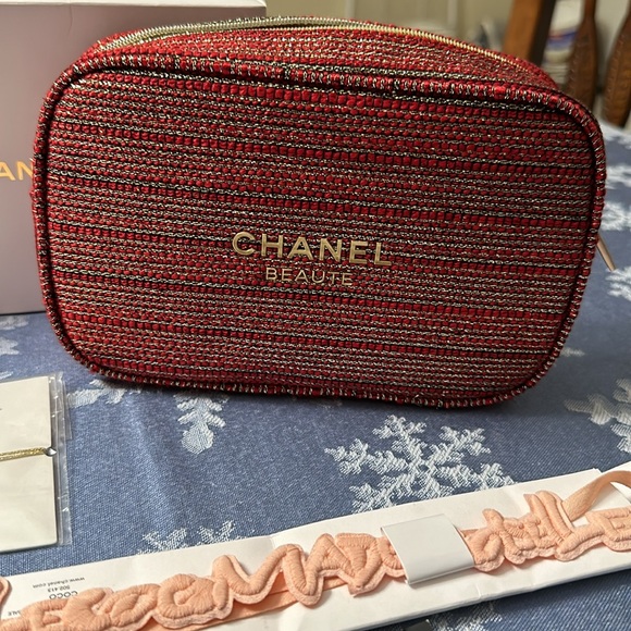NEW Chanel Tweed Limited Edition Holiday red gold Beauty MakeUp Cosmetic Bag Red - Picture 4 of 11